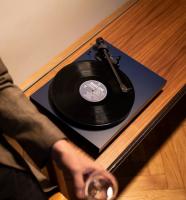 Pro-Ject DEBUT CARBON EVO (2M Red) SATIN BLUE виниловый проигрыватель_1