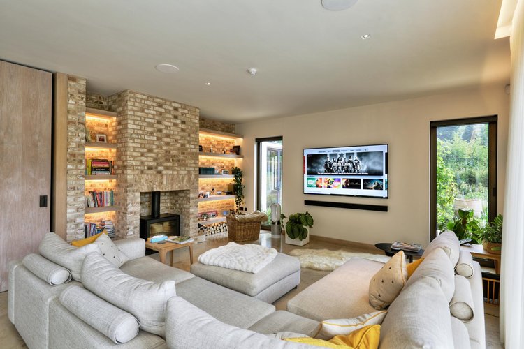 Возможность опциональной покраски акустики Artcoustic позволила согласовать цвета корпусов акустических систем, грилей, а также каменной плиты камина под телевизором. Возможность опциональной покраски акустики Artcoustic позволила согласовать цвета корпусов акустических систем, грилей, а также каменной плиты камина под телевизором.