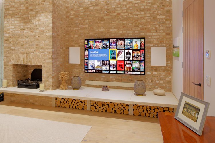 В главной гостиной дома была собрана ТВ медиакомната с Dolby Atmos 5.1.2 на акустических системах Artcoustic