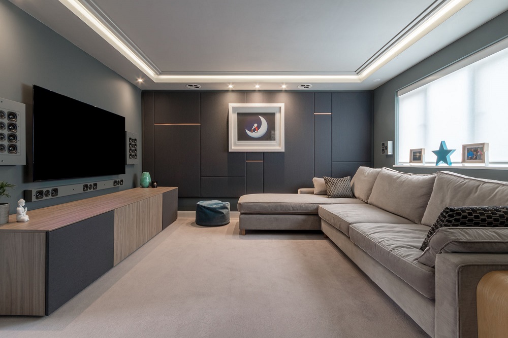 Домашний кинотеатр в жилой комнате размером 4,5 x 4 м