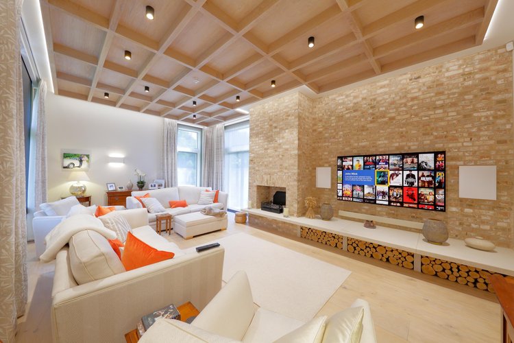 установка системы управления аудио-видео оборудованием