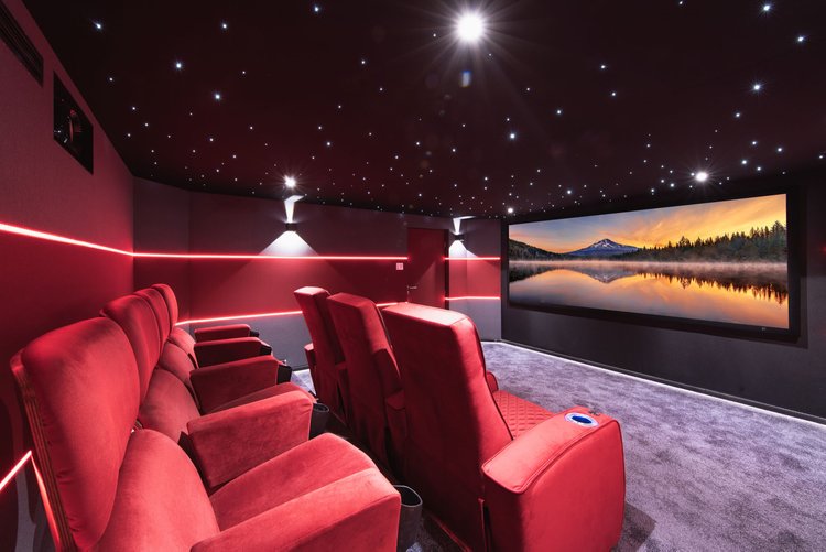 Крутой домашний кинотеатр в подвале дома