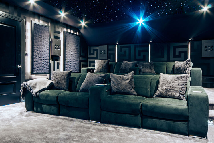 Частный домашний кинотеатр в апартаментах интерьер