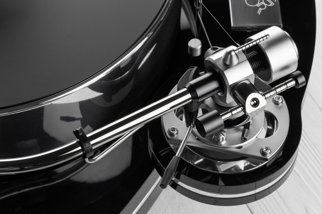 Слева от поворотного узла можно наглядно увидеть штангу, регулирующую прижим, фото stereo.ru Слева от поворотного узла можно наглядно увидеть штангу, регулирующую прижим, фото stereo.ru