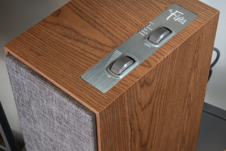 Klipsch-the-fives-powered-speakers-wood-material