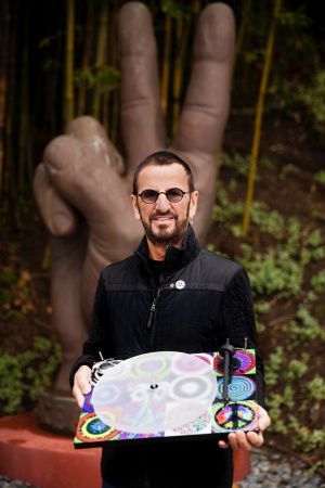 Pro-Ject ESSENTIAL III (OM 10) Ringo Starr - Peace & Love виниловый проигрыватель_3
