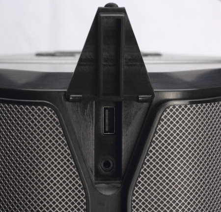 VG7-USB-and-aux-input