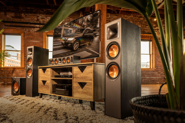 Klipsch_Reference_Speakers_Lifestyle_GNM_2-1